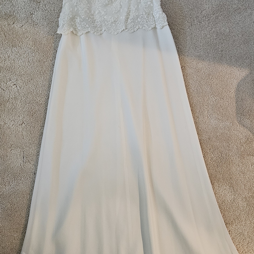 Chic Ivory Lace Bridal Gown